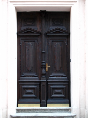 Portálové dveře domu z r. 1888. Vnější strana dveří po restaurování.